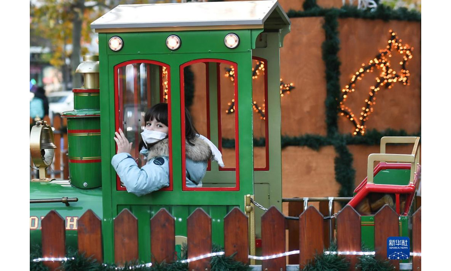 11月22日，在德国法兰克福圣诞市场，戴口罩的游客乘坐“迷你火车”。

　　受新冠疫情影响，德国柏林、法兰克福等地的圣诞市场有的取消，有的在较为严格的防疫措施下开放。

　　新华社记者 逯阳 摄