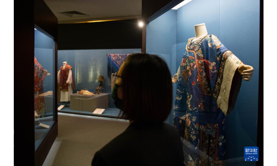 11月26日，市民在“三城记——明清时期的粤港澳湾区与丝绸外销”展上参观。新华社记者 张金加 摄