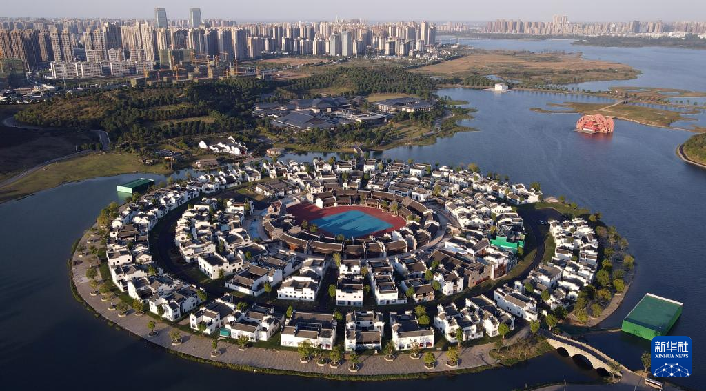 这是10月12日拍摄的中国蚌埠古民居博览园（无人机照片）。今年5月起，中国蚌埠古民居博览园成为太湖世界文化论坛永久会址。10月12日，太湖世界文化论坛第六届年会在安徽省蚌埠市中国蚌埠古民居博览园开幕。本届年会以“文明互鉴：共筑人类命运共同体”为主题，共设置6个主题论坛和4个专题对话，来自30多个国家和地区的近500位中外嘉宾通过线上与线下相结合的方式与会。新华社记者 周牧 摄