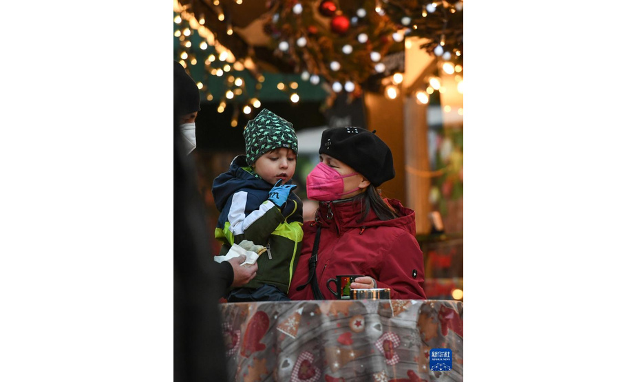 11月22日，游客在德国法兰克福圣诞市场观光休闲。

　　受新冠疫情影响，德国柏林、法兰克福等地的圣诞市场有的取消，有的在较为严格的防疫措施下开放。

　　新华社记者 逯阳 摄