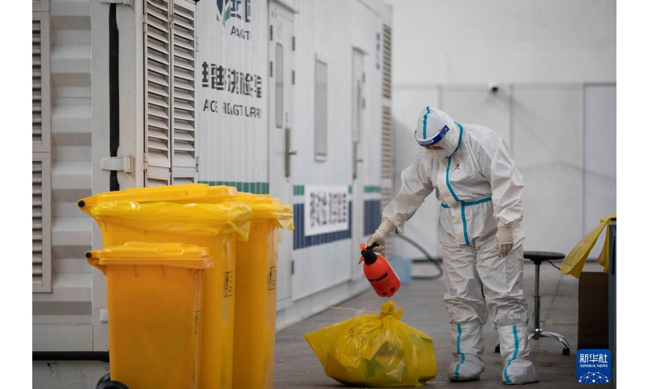 11月4日，医护人员在哈尔滨市移动实验室内工作。

　　为防止疫情进一步传播和扩散，哈尔滨市加紧全民核酸检测。截至目前，哈尔滨市部分地区已启动第三轮核酸检测。

　　新华社记者 张涛 摄