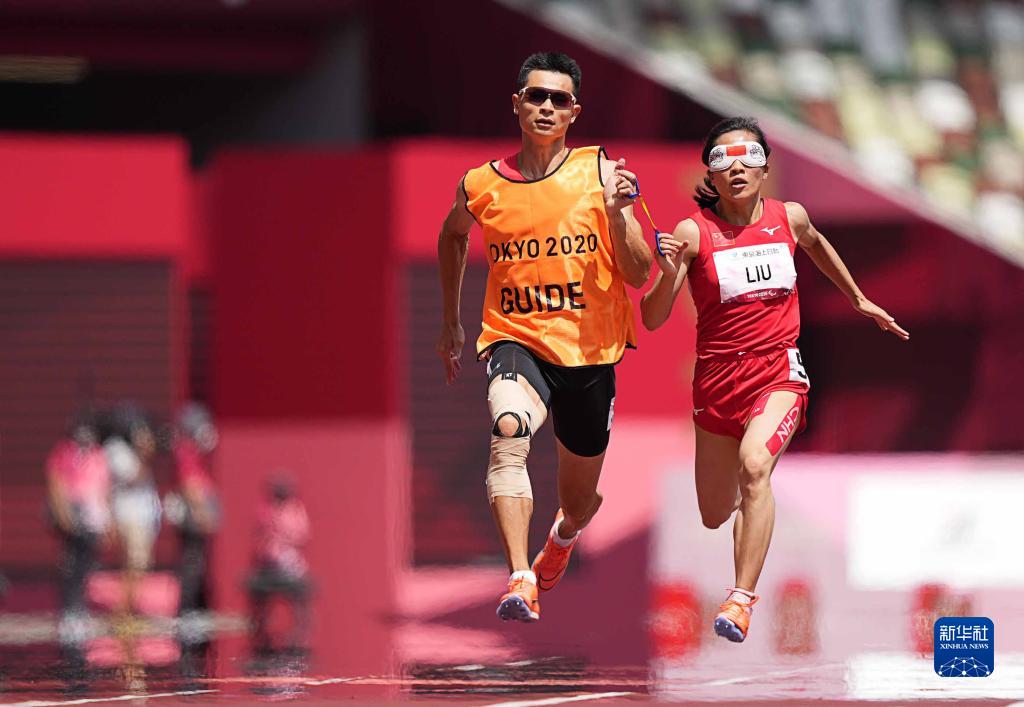 8月30日，中国选手刘翠青（右）和领跑员徐冬林在东京残奥会田径女子100米T11级第一轮预赛中。新华社记者 熊琦 摄