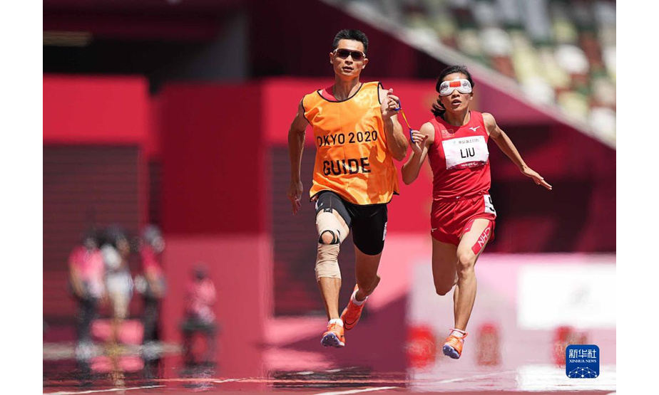 8月30日，中国选手刘翠青（右）和领跑员徐冬林在东京残奥会田径女子100米T11级第一轮预赛中。新华社记者 熊琦 摄
