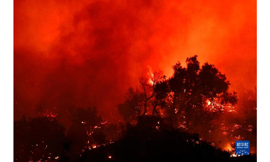 这是10月13日深夜在美国加利福尼亚州圣巴巴拉县拍摄的山火。

　　美国加州南部的“阿利萨尔”山火自11日爆发以来在强风助力下快速蔓延，至14日晨过火面积已超64.7平方公里。

　　新华社发