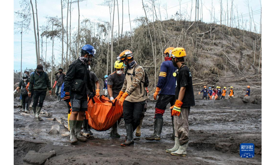 12月7日，在印度尼西亚东爪哇省卢马姜，救援人员转移遇难者遗体。

　　印度尼西亚国家抗灾署6日说，印尼东爪哇省塞梅鲁火山喷发造成的死亡人数已升至22人。

　　新华社发（库尔尼亚万摄）