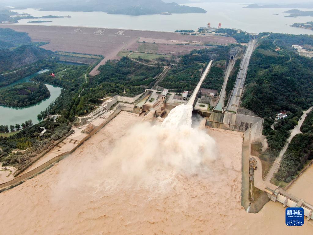 10月12日，小浪底水库正在泄洪（无人机照片）。

　　受近期持续降雨和来水影响，9月27号以来，黄河发生了3次编号洪水。截至目前，黄河中下游河段仍面临长时间高水位大流量的考验。

　　10月9日，黄河干流的关键控制性水利枢纽——小浪底水库水位达273.5米，接近水库保证水位275米，这是小浪底水库自建成蓄水以来达到的历史最高水位。

　　面对罕见的秋汛大考，为减轻黄河中下游防洪压力，小浪底水库全力投入防洪应用，滞洪削峰。目前，小浪底水库仍持续高水位运行。

　　新华社记者 尚昆仑 摄