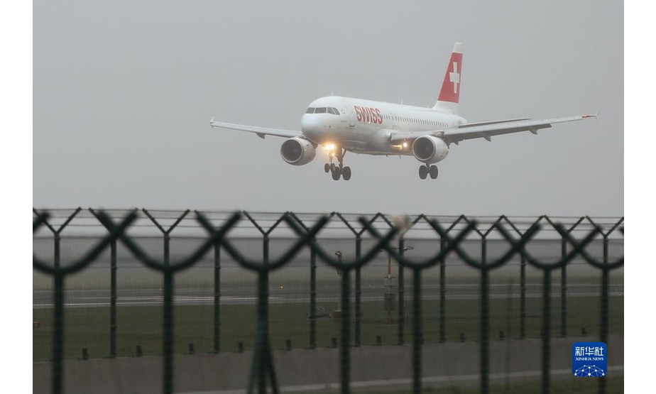 11月30日，一架瑞士国际航空的航班即将降落在比利时布鲁塞尔附近的扎芬特姆机场。

　　新冠病毒奥密克戎变异株正在全球引发高度关注。世界卫生组织11月29日说，新冠变异病毒奥密克戎毒株在全球范围造成感染病例激增的风险“非常高”，并可能给部分地区带来“严重后果”。目前，多个国家和地区陆续通报发现奥密克戎毒株感染或疑似病例。新华社记者 郑焕松 摄