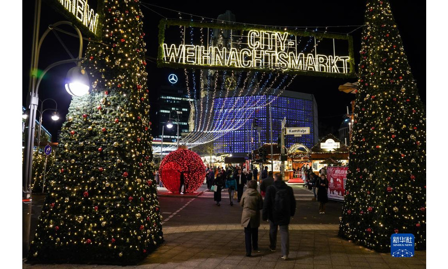 这是11月22日在德国首都柏林布赖特沙伊德广场拍摄的圣诞市场入口。

　　受新冠疫情影响，德国柏林、法兰克福等地的圣诞市场有的取消，有的在较为严格的防疫措施下开放。

　　新华社发（斯特凡·蔡茨摄）