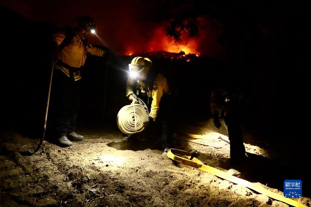 10月13日，消防员在美国加利福尼亚州圣巴巴拉县山火区域工作。

　　美国加州南部的“阿利萨尔”山火自11日爆发以来在强风助力下快速蔓延，至14日晨过火面积已超64.7平方公里。

　　新华社发