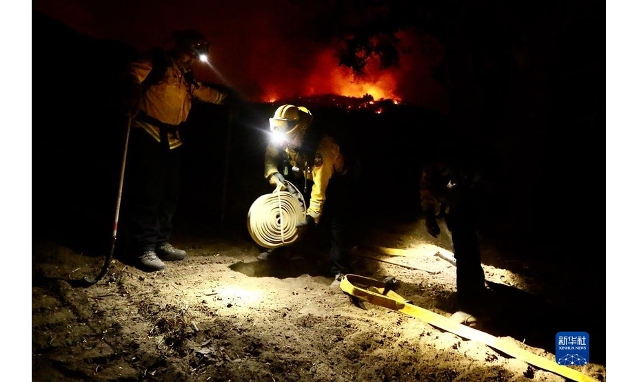 10月13日，消防员在美国加利福尼亚州圣巴巴拉县山火区域工作。

　　美国加州南部的“阿利萨尔”山火自11日爆发以来在强风助力下快速蔓延，至14日晨过火面积已超64.7平方公里。

　　新华社发