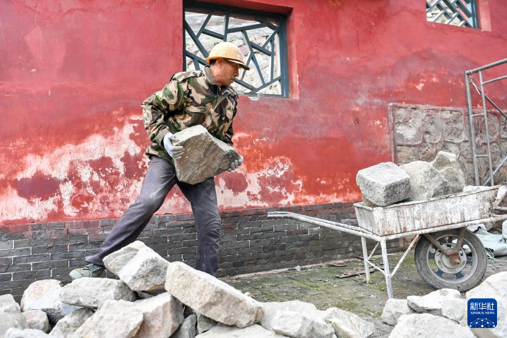 10月12日，工作人员在太原市晋祠博物馆搬运修缮材料。新华社记者 曹阳 摄
