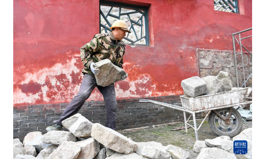 10月12日，工作人员在太原市晋祠博物馆搬运修缮材料。新华社记者 曹阳 摄
