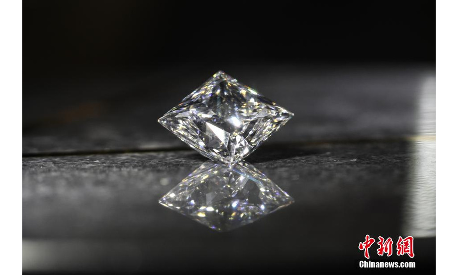11月9日，第四届进博会正在国家会展中心（上海）举行。第二次参加进博会的珠宝品牌Z Diamond，继上届进博会展出全球最大的培育钻石后，又发布了一颗16.42克拉的重磅展品。据介绍，该培育钻石目前正在GIA鉴定中，有望刷新全球纪录。 张亨伟 摄