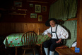 9月8日，斯洛文尼亞維利卡普拉尼那高地的老牧民彼得坐在木屋內品酒。<br/><br/>　　位于斯洛文尼亞北部的維利卡普拉尼那高地是歐洲現存最大的牧民定居點，早在中世紀已有牧民定居。每到夏季，該地獨特的高原牧場風景和傳統的牧民生活習俗吸引大批徒步旅行愛好者到此觀光。<br/><br/>　　新華社發（澤利科·斯特凡尼奇攝）