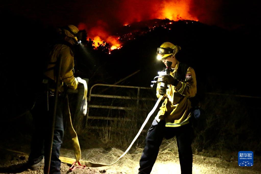 10月13日，消防员在美国加利福尼亚州圣巴巴拉县山火区域工作。

　　美国加州南部的“阿利萨尔”山火自11日爆发以来在强风助力下快速蔓延，至14日晨过火面积已超64.7平方公里。

　　新华社发