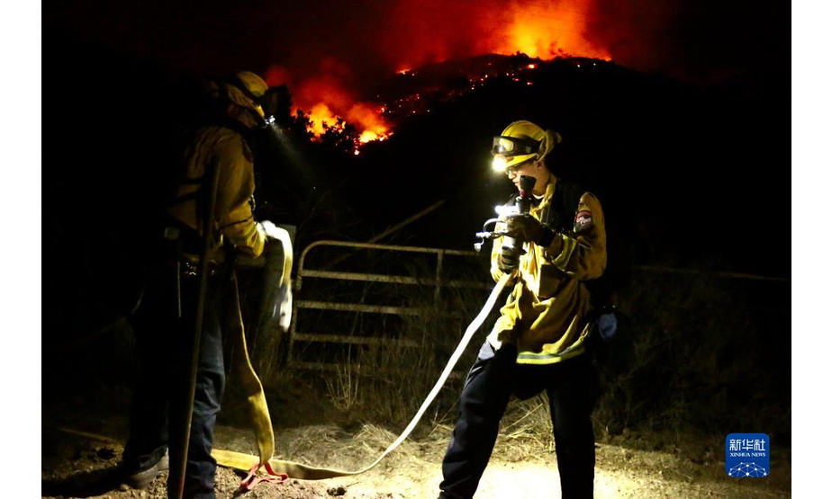 10月13日，消防员在美国加利福尼亚州圣巴巴拉县山火区域工作。

　　美国加州南部的“阿利萨尔”山火自11日爆发以来在强风助力下快速蔓延，至14日晨过火面积已超64.7平方公里。

　　新华社发