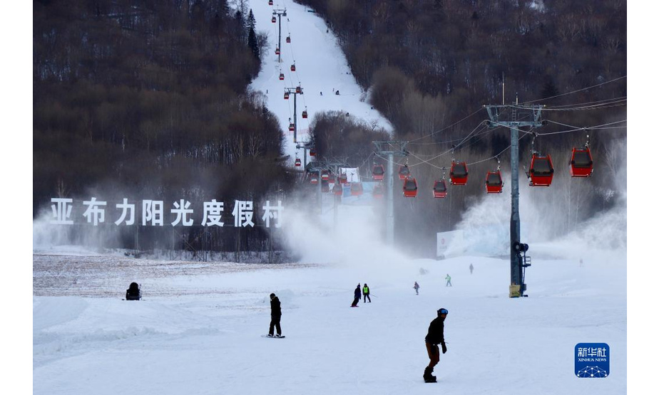 11月27日，在黑龙江省亚布力，游客在滑雪。

　　当日，黑龙江亚布力2021-2022雪季启动首滑，各地滑雪爱好者纷至沓来，感受冰雪魅力。

　　新华社记者 徐凯鑫 摄