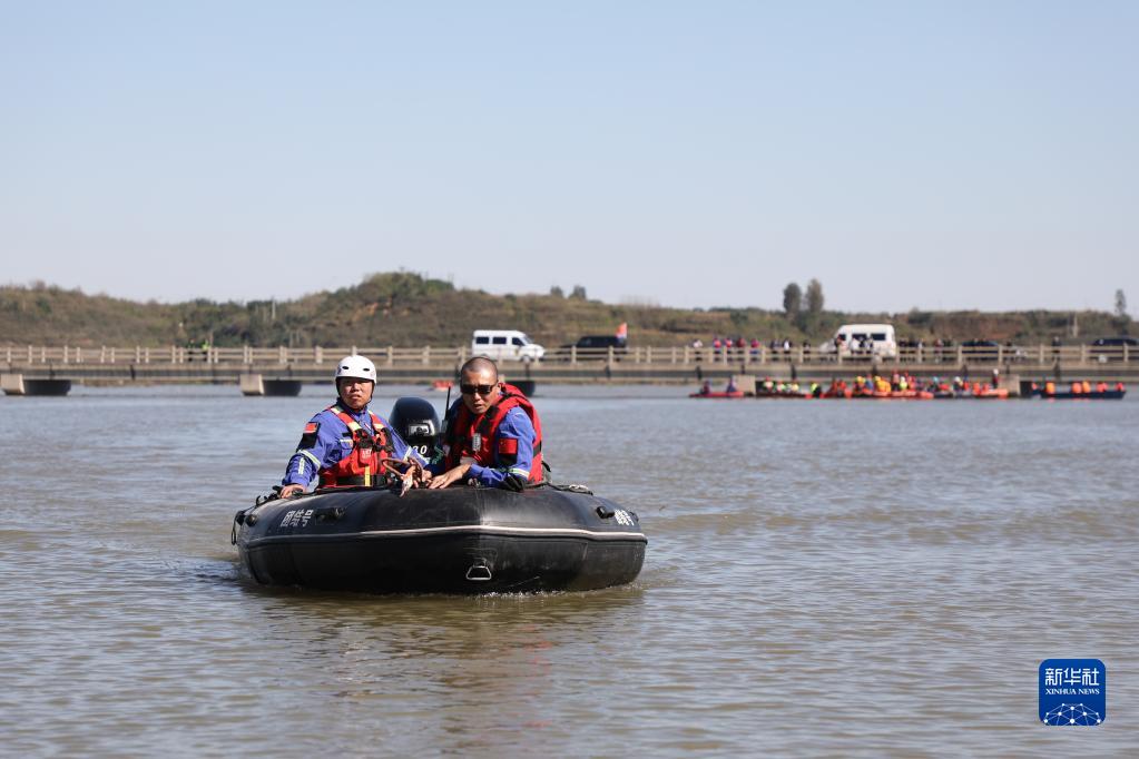 10月11日，救援人员在现场进行搜救。新华社记者 骆学峰 摄

　　新华社石家庄10月11日电（记者闫起磊）据河北省平山县通勤班车涉水倾覆事故现场救援指挥部最新发布，截至11日19时，在现场救援指挥部统一指挥调度下，经全力搜救，共救出50人，其中，29人已返回工作岗位，7人在医院留观，生命体征平稳，肇事司机1人被依法控制，13人经全力抢救无效死亡。1人失联，正在全力搜救中。

　　11日7时许，石家庄市平山县敬业集团一辆核载55人、实载51人的通勤班车在滹沱河王母桥落水。

　　事故原因正在调查中。