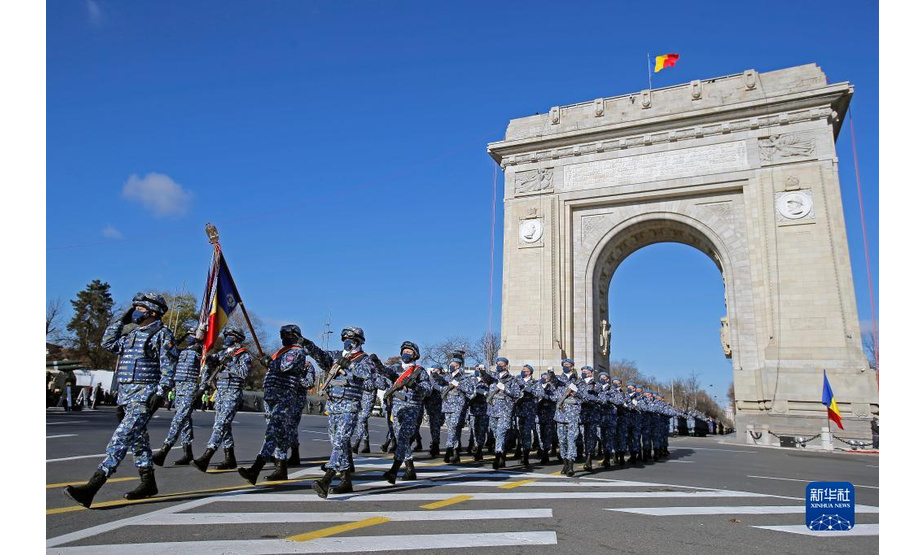 12月1日，士兵在罗马尼亚首都布加勒斯特凯旋门参加阅兵式。

　　当日，罗马尼亚在首都布加勒斯特举行阅兵式庆祝国庆节。新华社发（克里斯泰尔摄）