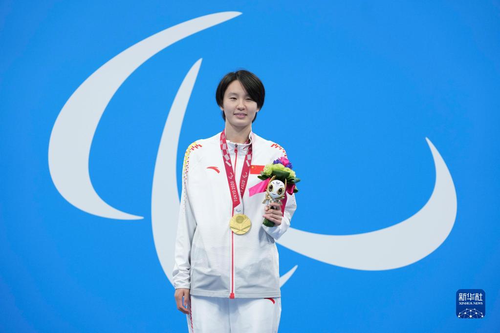 8月29日，中国选手马佳在东京残奥会游泳女子自由泳50米S11级颁奖仪式上。新华社记者 胡虎虎 摄