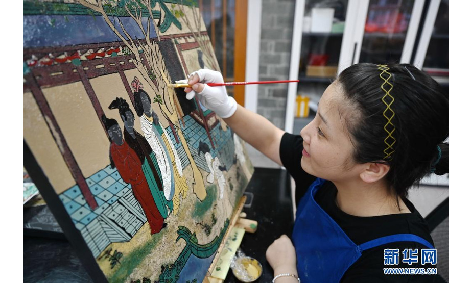 7月27日，漆艺爱好者在福建省红门漆艺术研究院漆画创作基地进行漆画创作。 
