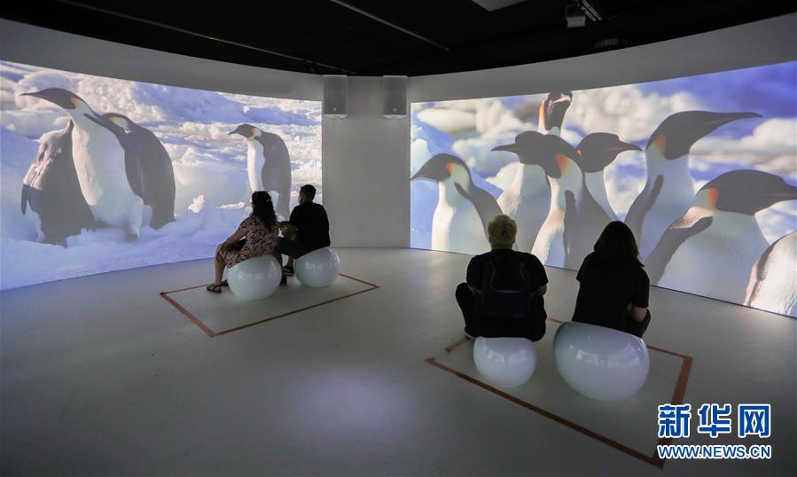 9月15日，在比利时布鲁塞尔的比利时皇家自然科学博物馆，人们在南极主题展厅里观看视频。

　　为防控新冠肺炎疫情，比利时皇家自然科学博物馆近日实行了新的单向游览路线规划，旨在让参观者保持社交距离、安全参观。该博物馆是比利时重要的自然科学博物馆，拥有人类、恐龙、矿物、生物进化及多样性等多个主题展馆。

　　新华社记者 郑焕松 摄