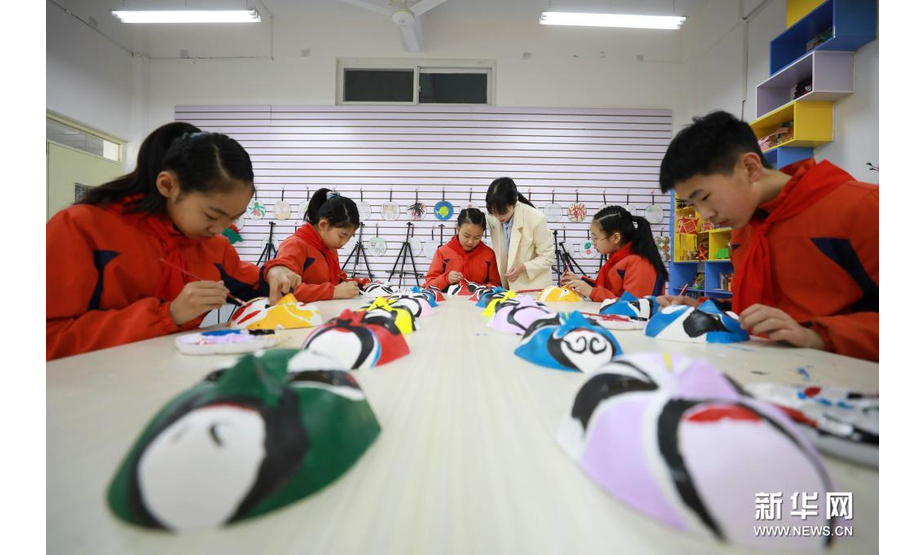 3月27日，邢台市内丘县大良村小学师生在绘制戏剧脸谱。新华社发（刘继东摄）