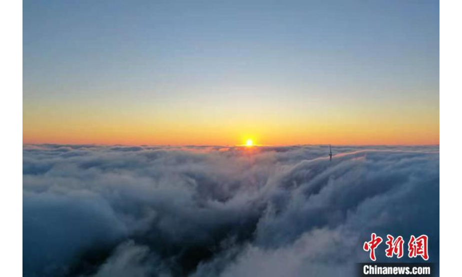 日出时分，浙江云和现白鹤尖瀑布云海奇观。 颜杰 摄