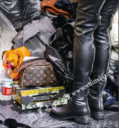 一次站在“舞台”上会完成多次换装，前台与后台没有区别。换装也是在台上，她们只穿着平角的防走光短裤和露脐吊带小背心，完全不在意别人的目光。这样一个小包装着她们换装后补妆必备的化妆品。一切的准备都在顾客的目睹中完成，没有遮挡。