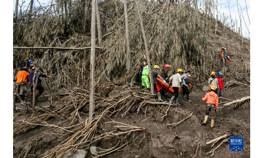 12月7日，在印度尼西亚东爪哇省卢马姜，救援人员转移遇难者遗体。

　　印度尼西亚国家抗灾署6日说，印尼东爪哇省塞梅鲁火山喷发造成的死亡人数已升至22人。

　　新华社发（库尔尼亚万摄）