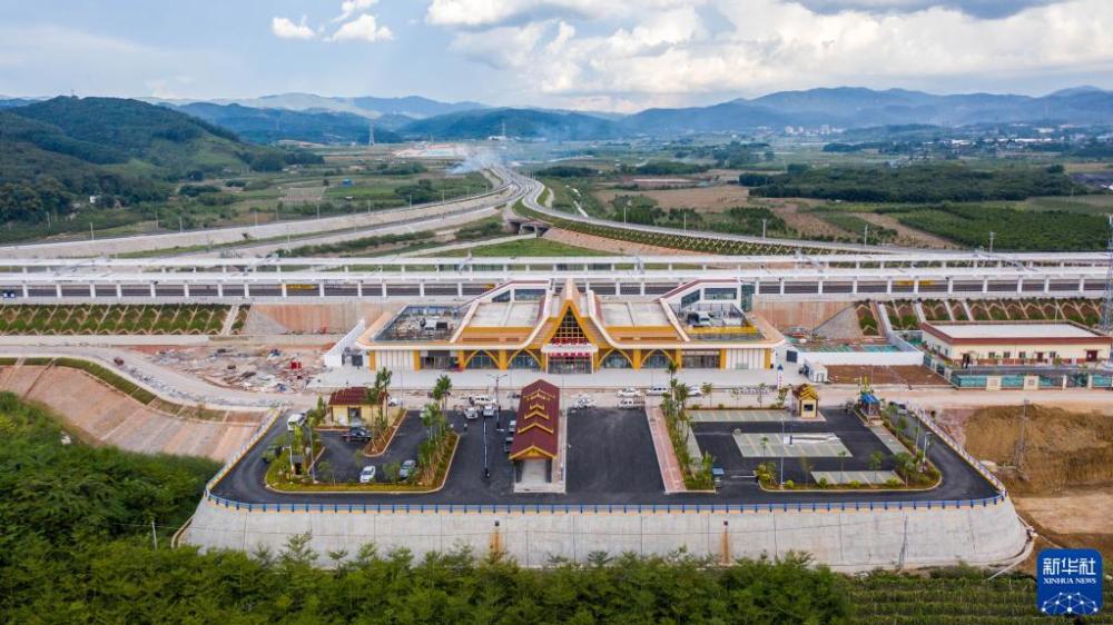 这是9月29日拍摄的中老铁路国内段的玉（溪）磨（憨）铁路野象谷车站一景（无人机照片）。新华社记者 胡超 摄