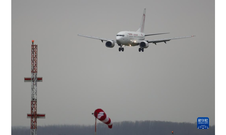 11月30日，一架突尼斯航空的航班即将降落在比利时布鲁塞尔附近的扎芬特姆机场。

　　新冠病毒奥密克戎变异株正在全球引发高度关注。世界卫生组织11月29日说，新冠变异病毒奥密克戎毒株在全球范围造成感染病例激增的风险“非常高”，并可能给部分地区带来“严重后果”。目前，多个国家和地区陆续通报发现奥密克戎毒株感染或疑似病例。新华社记者 郑焕松 摄