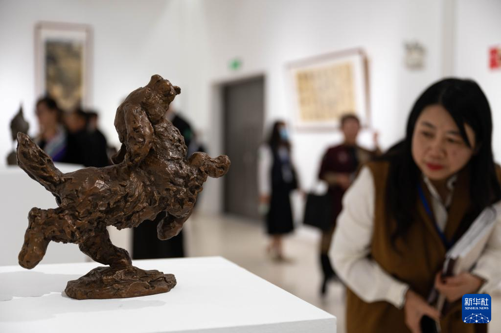 10月12日，观众在启迪艺术中心内参观展品。当日，“人与自然生命共同体”美术作品展在云南昆明启迪艺术中心开幕。该展览聚焦生物多样性主题，是《生物多样性公约》第十五次缔约方大会配合活动之一，计划持续至11月9日。新华社记者 王冠森 摄