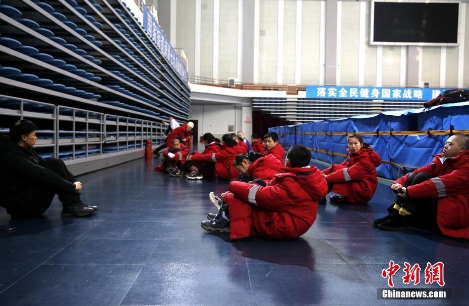 1月18日，黑龙江七台河，“特奥宝贝”在训练前热身。张杰是一名短道速滑世界冠军，也是七台河市特殊教育学校特奥短道速滑队发起人兼公益教练员。她培养的残障孩子里，有的成为了特奥会世界冠军，有的当上了速滑助教。由于张杰无微不至的关心和教导，孩子们亲切地称她为“教练妈妈”。 中新社记者 姜辉 摄