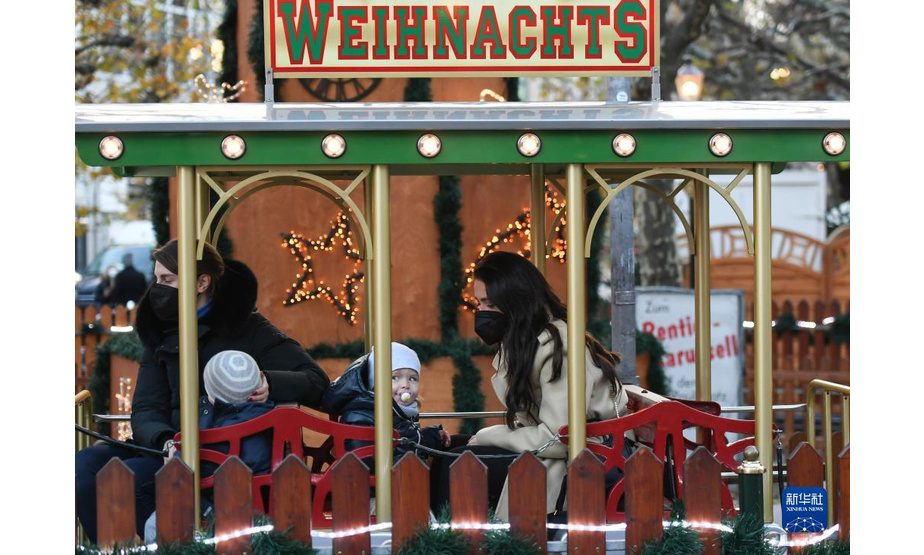 11月22日，在德国法兰克福圣诞市场，人们乘坐“迷你火车”。

　　受新冠疫情影响，德国柏林、法兰克福等地的圣诞市场有的取消，有的在较为严格的防疫措施下开放。

　　新华社记者 逯阳 摄