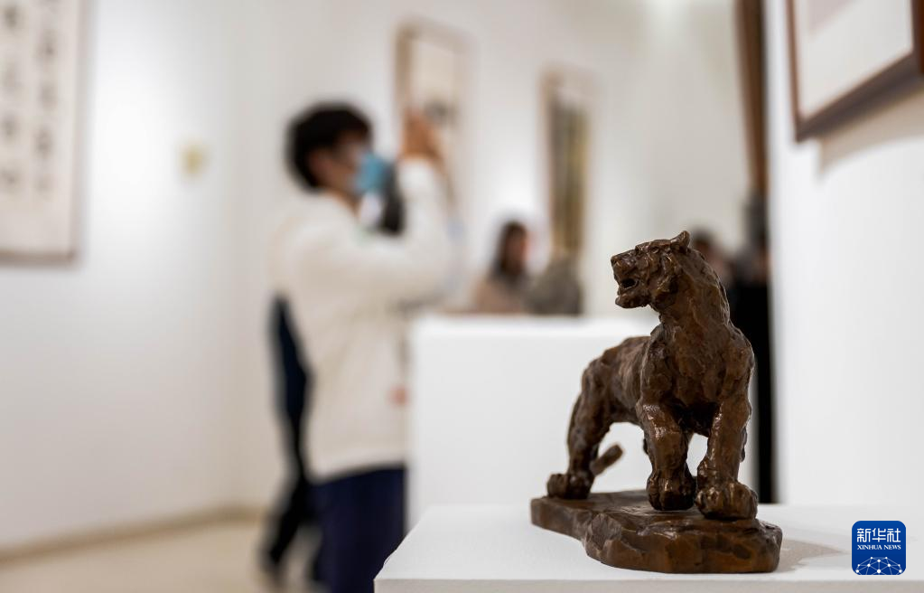 10月12日，观众在启迪艺术中心内参观展品。新华社记者 王冠森 摄