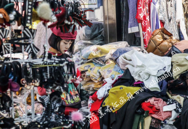 批发市场不像品牌商场那样能把每件衣服挂起来展示，人们总需要到一堆的衣服中挑选。批发靠得就是走量，每天都有物流的人在喊叫地址，她们把衣服打包后发往全省各地。在大堆的衣服中，如果你不注意，可能会忽略销售者的存在。