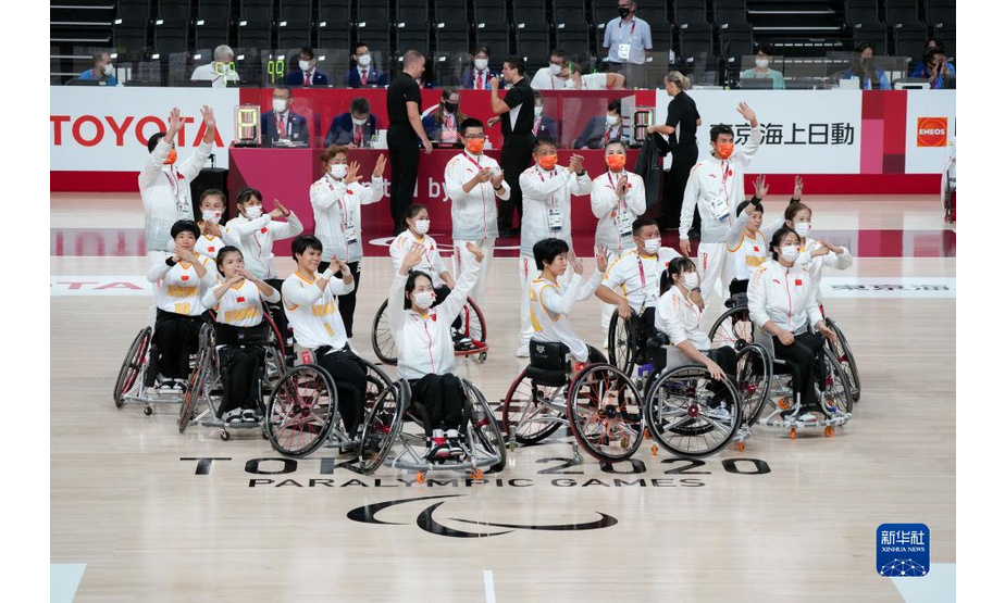 9月4日，摘得银牌的中国队在东京残奥会女子轮椅篮球决赛后向观众致意。新华社记者 朱炜 摄