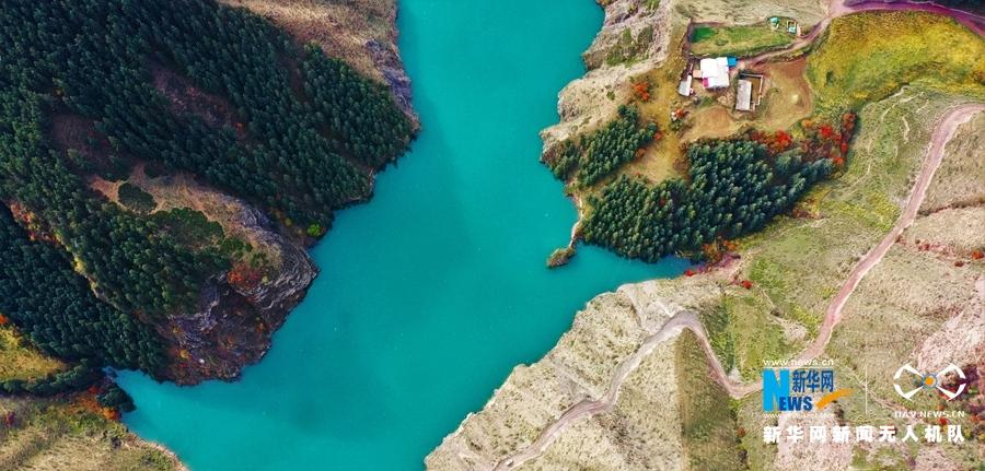 金秋时节，甘肃省张掖市肃南裕固族自治县马蹄寺景区美景如画。马蹄寺位于甘肃省张掖市肃南裕固族自治县马蹄藏族乡境内，共有70余处窟龛，始建于北凉。马蹄寺因传说中的天马在此饮水落有马蹄印而得名。新华网发（飞手：武雪峰 拍摄：安维斌）