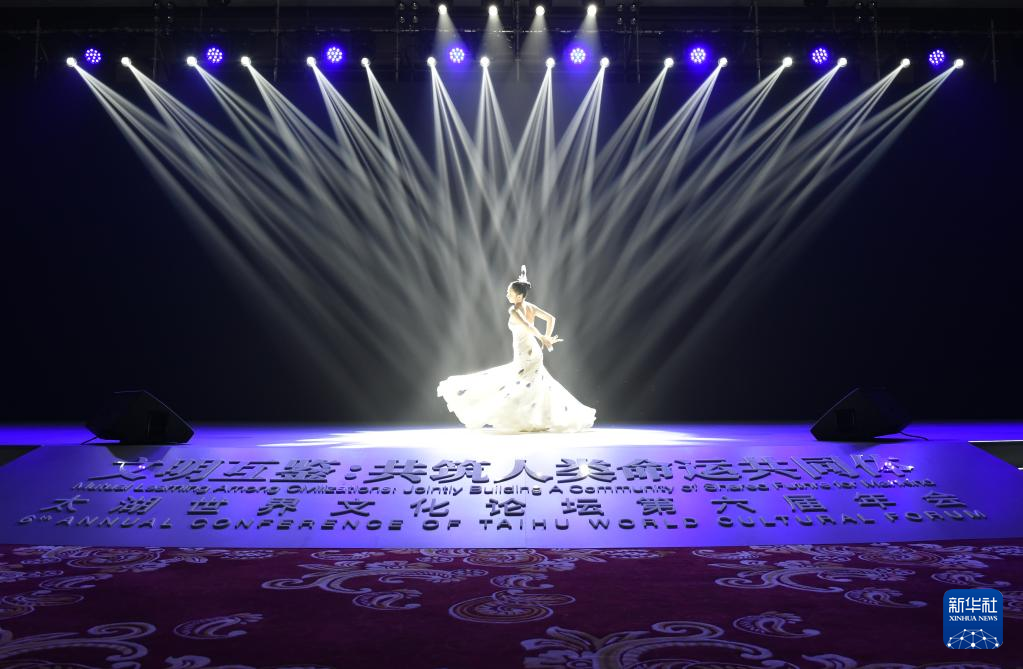 10月12日，演员在太湖世界文化论坛第六届年会开幕式现场表演。新华社记者 周牧 摄