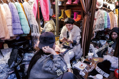 批发市场并不像人们想象的都是地摊货。有很多人从香港、广东等地进货，也有出售款式新颖的皮草。在人手一件皮草的北国冬天，这样时尚的款式不仅仅是为了保暖，还有潮流。