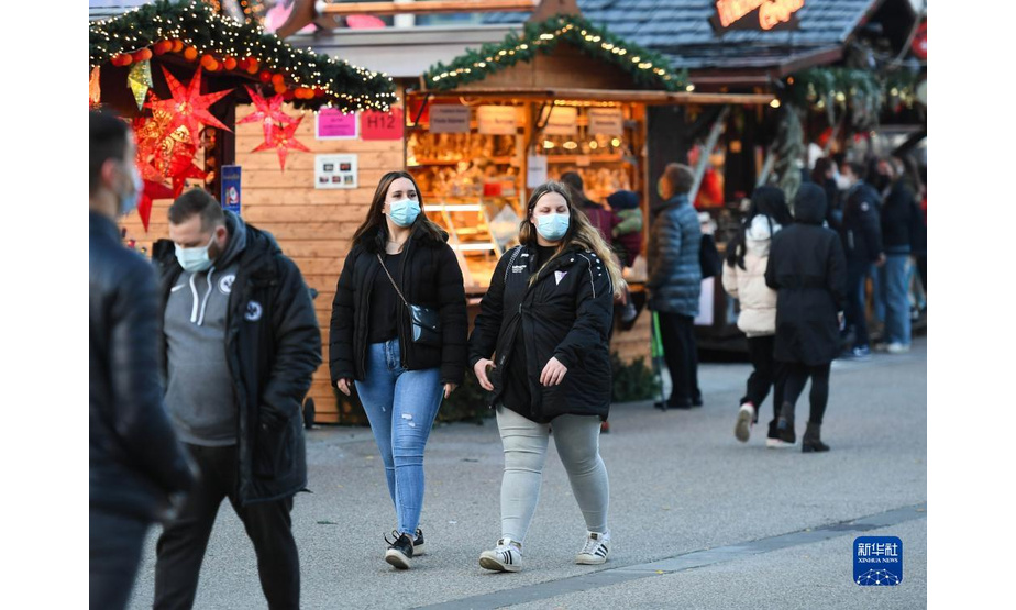 11月22日，戴口罩的市民在德国法兰克福的圣诞市场观光休闲。

　　受新冠疫情影响，德国柏林、法兰克福等地的圣诞市场有的取消，有的在较为严格的防疫措施下开放。

　　新华社记者 逯阳 摄