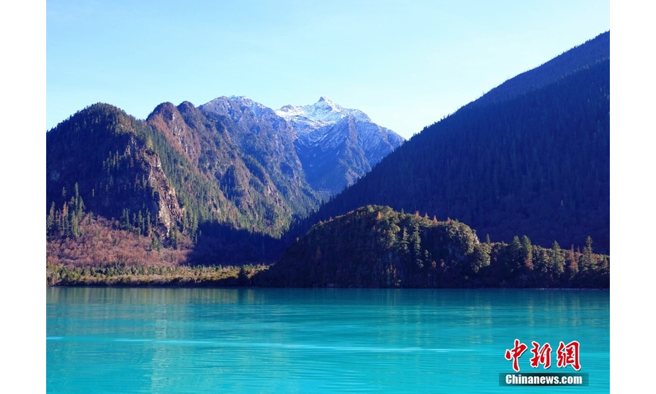 12月2日，巴松措湖水绿如翡翠，清澈透亮，雪山和树木倒映其中，美不胜收。巴松措位于西藏林芝，是西藏海拔最低的大湖。中新社记者 冉文娟 摄