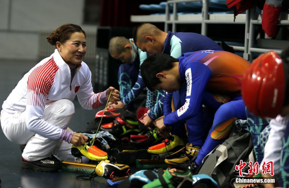1月18日，黑龙江七台河，张杰（左）帮“特奥宝贝”系鞋带。张杰是一名短道速滑世界冠军，也是七台河市特殊教育学校特奥短道速滑队发起人兼公益教练员。她培养的残障孩子里，有的成为了特奥会世界冠军，有的当上了速滑助教。由于张杰无微不至的关心和教导，孩子们亲切地称她为“教练妈妈”。 中新社记者 姜辉 摄
