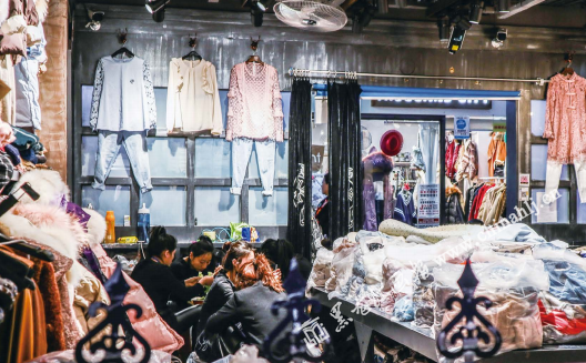 当年，哈尔滨在地下建设的人防工程。 如今，成为了一些大型服装批发市场。 和地上的商场一起，这里是全省服装 集散地，也是所有年轻女孩必逛的商场。