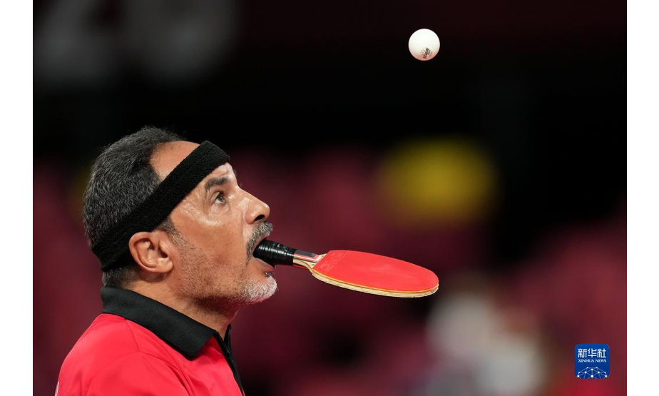 8月27日，埃及选手易卜拉欣·哈马托在东京残奥会乒乓球小组赛中发球。新华社记者 张铖 摄