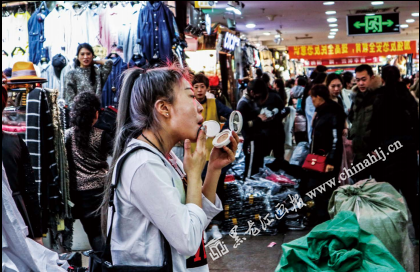 人靠衣裳也衬衣裳，保持美丽的妆容能让衣服看起来更加靓丽，卖的也会更好。所以，补妆是工作的一部分，也是整个商场最常见的场景。