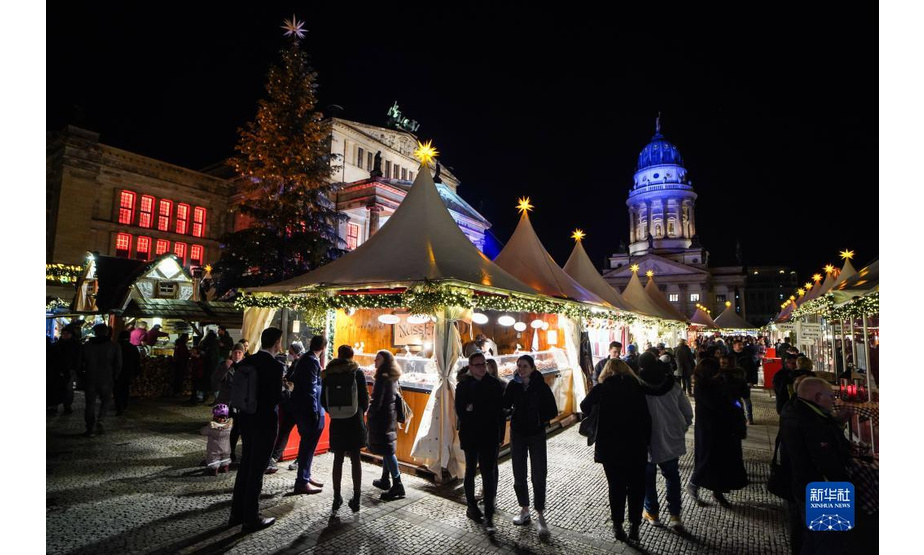 11月22日，人们游览位于德国首都柏林宪兵广场的圣诞市场。

　　受新冠疫情影响，德国柏林、法兰克福等地的圣诞市场有的取消，有的在较为严格的防疫措施下开放。

　　新华社发（斯特凡·蔡茨摄）