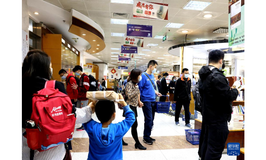 11月8日，顾客在上海书城福州路店选购书籍。  新华社记者 陈飞 摄