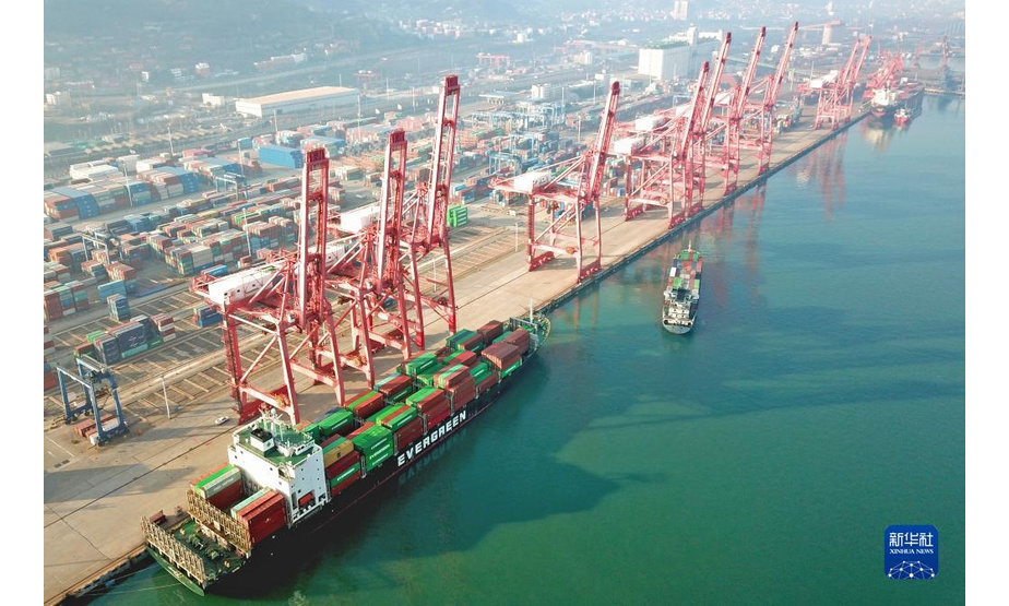 12月7日，在江苏连云港港口码头，货轮进行集装箱装卸作业（无人机照片）。

　　海关总署12月7日发布数据，今年前11个月，按人民币计价，我国货物贸易进出口总值35.39万亿元，同比增长22%，比2019年同期增长24%，已经超过去年全年的32.16万亿元水平。

　　新华社发（耿玉和摄）